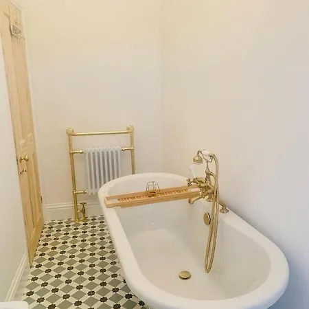 3 Bedroom Apartment Town Centre Saltburn. *