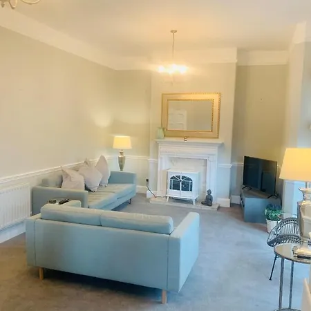 3 Bedroom Apartment Town Centre Saltburn. Apartment *