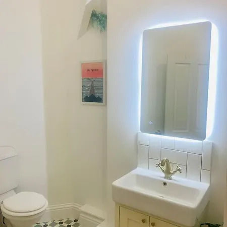 Apartment 3 Bedroom Apartment Town Centre Saltburn. Saltburn-by-the-Sea