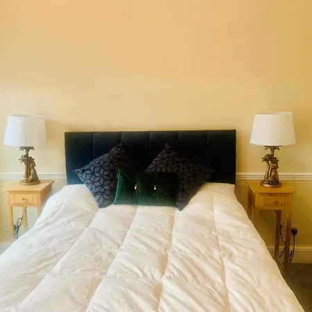 3 Bedroom Apartment Town Centre Saltburn. Apartment