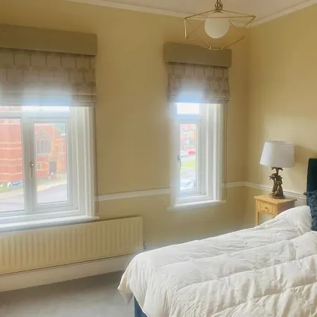 3 Bedroom Apartment Town Centre Saltburn. Apartment