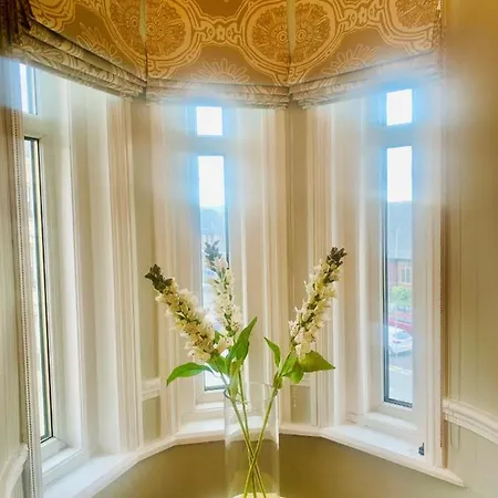 3 Bedroom Apartment Town Centre Saltburn. Apartment *